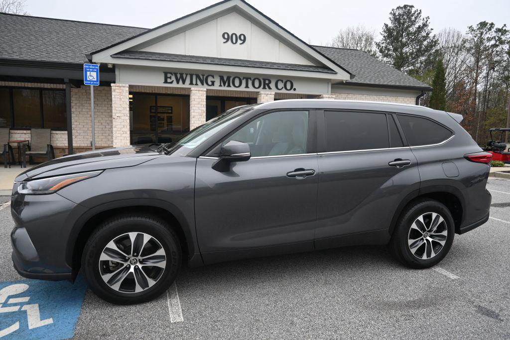 2023 Toyota Highlander XLE's photo