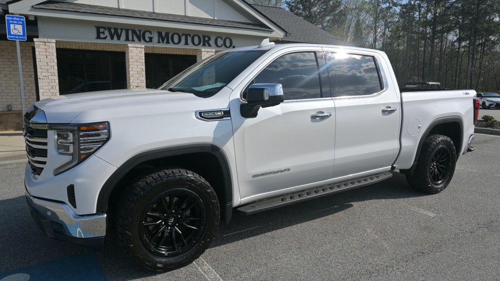 2022 GMC Sierra 4WD Crew Cab Short Box SLT's photo