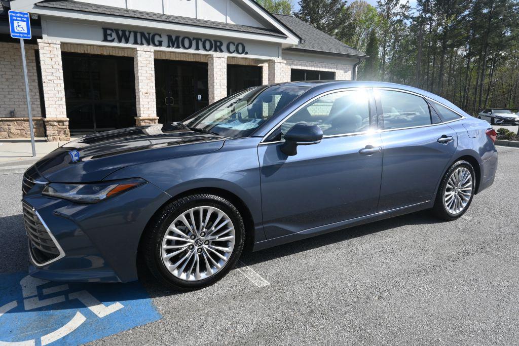 2019 Toyota Avalon Limited's photo