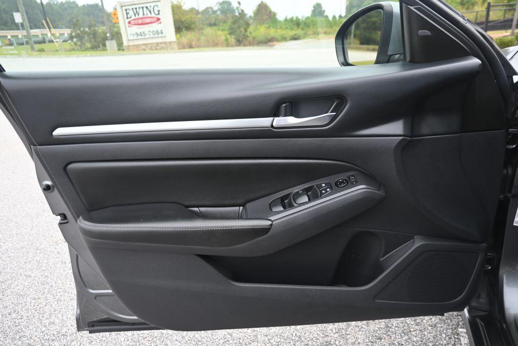 Nissan Altima photo 5