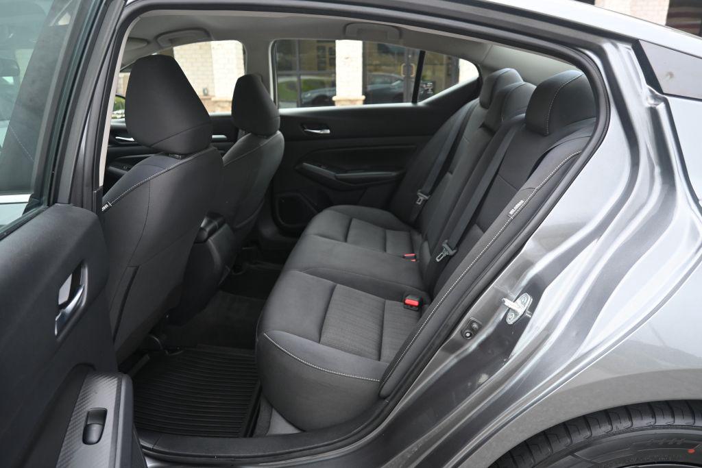 Nissan Altima photo 9