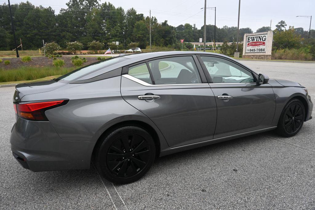 Nissan Altima photo 2