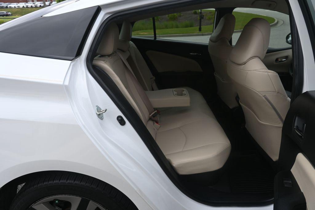 Toyota Prius photo 11